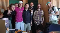 Razširjen zasedba, ujeta po  snemanju za kompilacijo Klubskega 
maratona RŠ na sedežu Radia Študent (z leve):  Andrej Batič, Matej 
Tolič, Jaša Krkoč, Jaka Podgornik, Jure Gruden, Jernej Štravs in 
Matic Berus.

