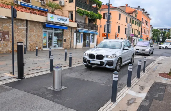 Pristaniška ulica bo spet prosto dostopna za vse avtomobile, 
potopni valj bo deloval le ob  večjih dogodkih.