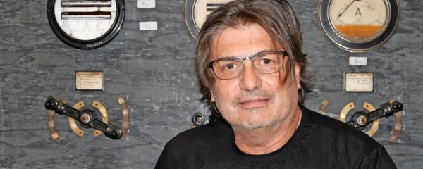 Rambo se vrača v Kino Šiška s koncertom Tribute samemu sebi, na 
katerem bo predstavil svoje uspešnice Euro Neuro, Balkan Boy, 
Jemo voli jem, Urbano, samo urbano, pa tudi eno zadnjih skladb 
Možeš se nasloniti na nauku, ki jo je napisal po svojem bližnjem 
srečanju s koronavirusom.