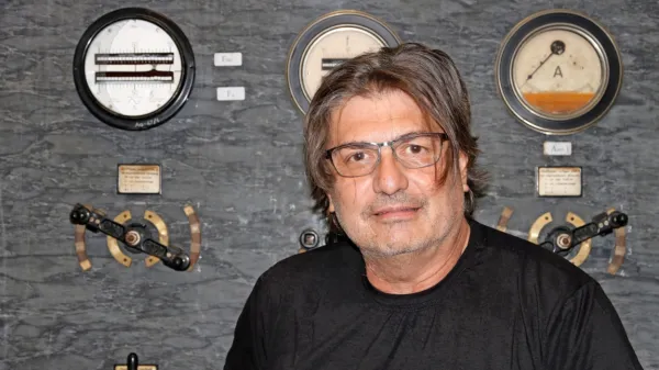 Rambo se vrača v Kino Šiška s koncertom Tribute samemu sebi, na 
katerem bo predstavil svoje uspešnice Euro Neuro, Balkan Boy, 
Jemo voli jem, Urbano, samo urbano, pa tudi eno zadnjih skladb 
Možeš se nasloniti na nauku, ki jo je napisal po svojem bližnjem 
srečanju s koronavirusom.