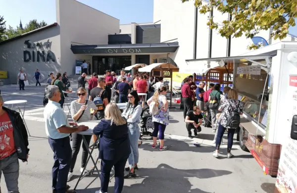 Okusi Pivke so na kosilo pred Krpanov dom privabili številne 
obiskovalce.