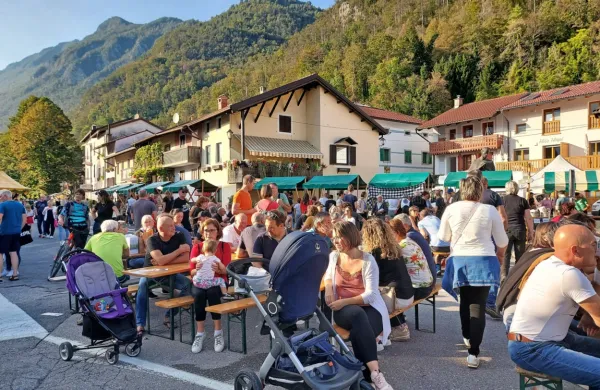 Obiskovalci od vsepovsod, veliko jih je prišlo iz Italije,   so povsem 
zapolnili kobariški trg. 