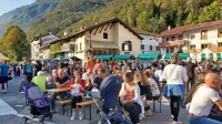 Obiskovalci od vsepovsod, veliko jih je prišlo iz Italije,   so povsem 
zapolnili kobariški trg. 