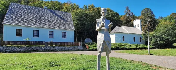 Rojstna hiša, to je hiša vsakokratnega duhovnika (ni bila v lasti 
družine Tesla), in cerkev, v kateri je služboval Milutin Tesla. Za njo 
je majhno pokopališče. 