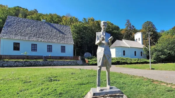 Rojstna hiša, to je hiša vsakokratnega duhovnika (ni bila v lasti 
družine Tesla), in cerkev, v kateri je služboval Milutin Tesla. Za njo 
je majhno pokopališče. 