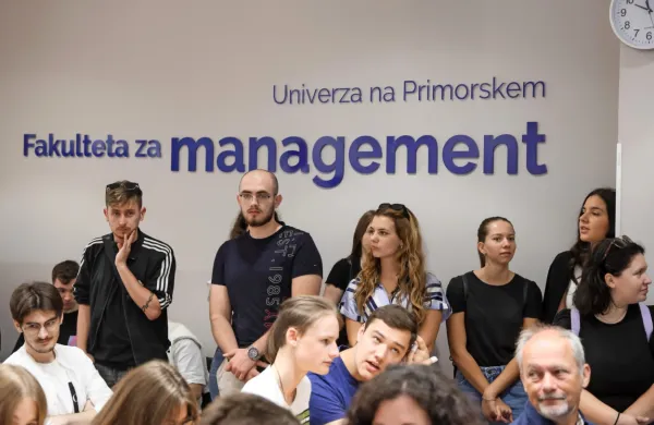 Na začetku svoje poti so tudi brucke in bruci, ki so se vpisali na Fakulteto za management. 