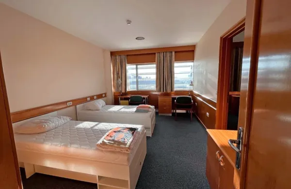 Univerza na Primorskem je konec minulega leta od Luke Koper 
kupila Garni hotel Pristan, ki je že kmalu po novem letu  zaživel kot 
Študentski dom Barka s 55 ležišči.
