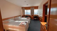 Univerza na Primorskem je konec minulega leta od Luke Koper 
kupila Garni hotel Pristan, ki je že kmalu po novem letu  zaživel kot 
Študentski dom Barka s 55 ležišči.