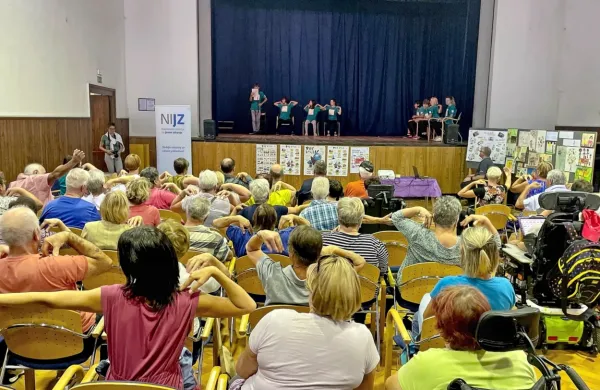 Mladi in starejši so se v Vipavi skupaj razgibali z vajami, ki  
posnemajo naravno gibanje živali. 