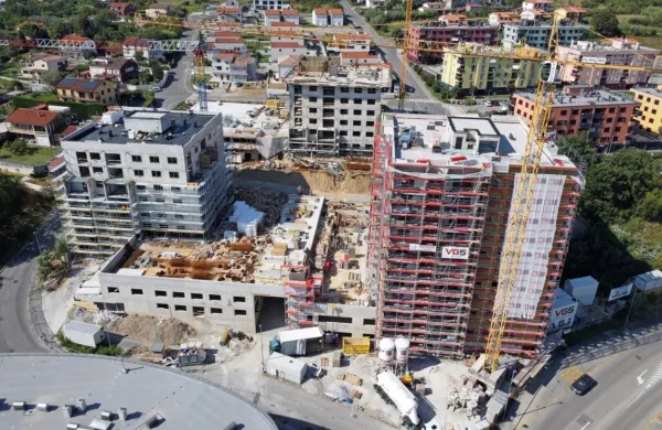 Stanovanjska soseska Nova Dolinska s ptičje perspektive: dva 
stolpiča gradi državni stanovanjski  sklad, enega pa koprski 
stanovanjski sklad.