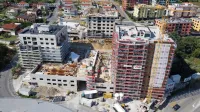Stanovanjska soseska Nova Dolinska s ptičje perspektive: dva 
stolpiča gradi državni stanovanjski  sklad, enega pa koprski 
stanovanjski sklad.