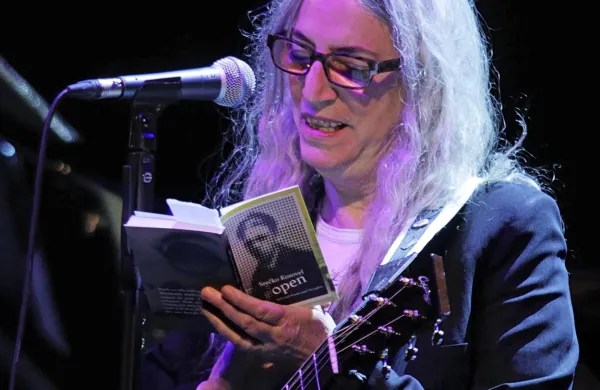 Patti Smith je med svojim nastopom leta 2019 v Trstu prebrala tudi 
nekaj Kosovelovih.