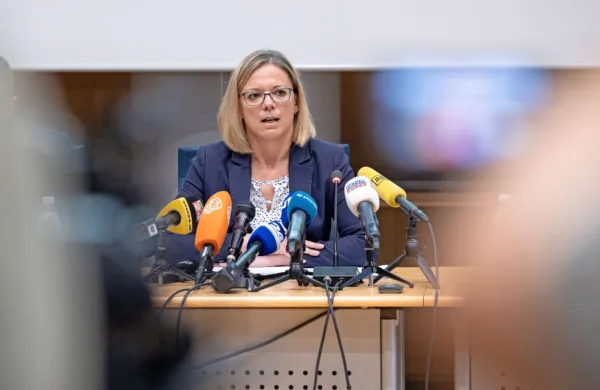 Sanja Ajanović Hovnik poudarja, da je razpis vodila razpisna 
komisija in da ona kot ministrica ni odločala o ničemer.  