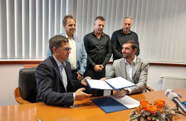 Včeraj  so soustanoviteljice ZD Tolmin Občine Tolmin, Kobarid in Bovec ob prisotnosti direktorja ZD  s 
Kolektor Kolingom  podpisale pogodbo za preureditev  osrednje stavbe. Kako naprej? Urgentni center! 