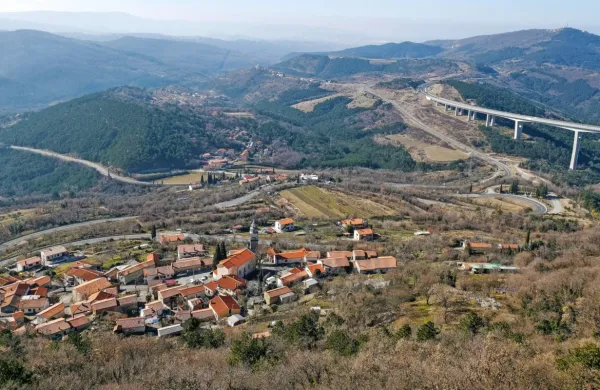 Črni Kal je v bližini avtoceste in bodočega drugega tira, a daleč 
proč od kanalizacijskega omrežja.