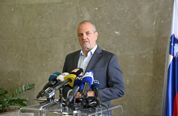 Uroš Brežan  je po pogovoru s premierom Robertom Golobom 
odstopil z mesta ministra za naravne vire in prostor.