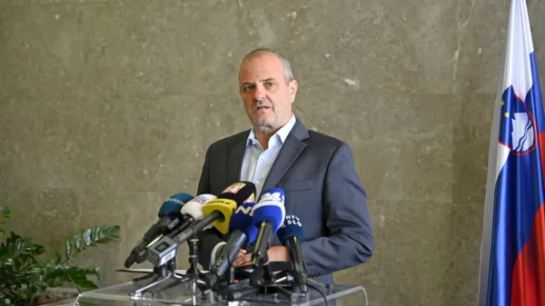 Uroš Brežan  je po pogovoru s premierom Robertom Golobom 
odstopil z mesta ministra za naravne vire in prostor.