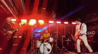 Po 12 letih so znova na odru (z desne) in znova kot predskupina Let 
3: basist Denis Radulovič Žvaki, bobnar Devid Bizjak in Elvis 
Šahbaz.  