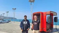 Boštjan Bugarič in Toni Bračanov pred kioskom K67, domom projekta NOR PARK.ing, posvečenem  preminulemu novinarju Martinu Reichertu     