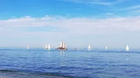 

Morje je imelo včeraj še prav prijetnih  23,5 stopinje Celzija. Tudi 
minuli konec tedna, ko je Izola gostila tradicionalno regato starih 
bark, je vabilo s poletnimi temperaturami.