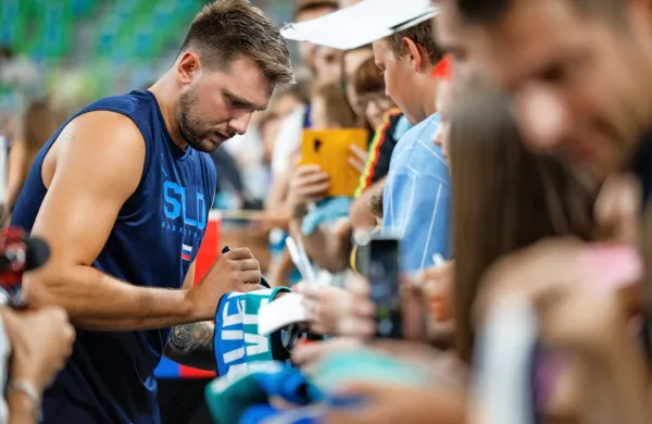 Luka Dončić je vedno in povsod magnet za navijače. 