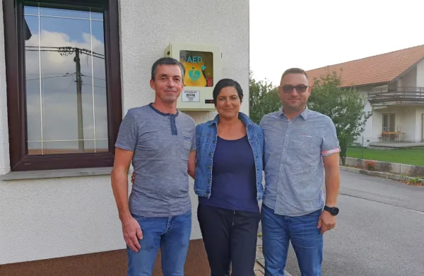 Domačinu Petru Hrovatinu (levo), ki je po piku ose doživel 
anafilaktični šok, sta med prvimi priskočila na pomoč prva 
posredovalca Dijana Godec in Erik Delost (desno).