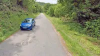 Cesta med Pučami in Šmarjami je godna za obnovo, saj polna 
razpok in udarnih jam. 