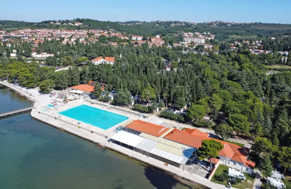 Če bo družba Adria želela graditi  na območjih, na katerih  občina  
ne dovoli več turistične  dejavnosti - gre za vzhodno območje, kjer 
je kamp, bo veljalo, da izkazuje pravni interes in bo lahko v 
postopku izdaje gradbenega dovoljenja občini očitala protiustavnost in nezakonitost. 