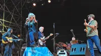 Patti Smith se je v dodatku pri  sklepni himni  People Have the Power na odru pridružila italijanska kantavtorica Elisa. 