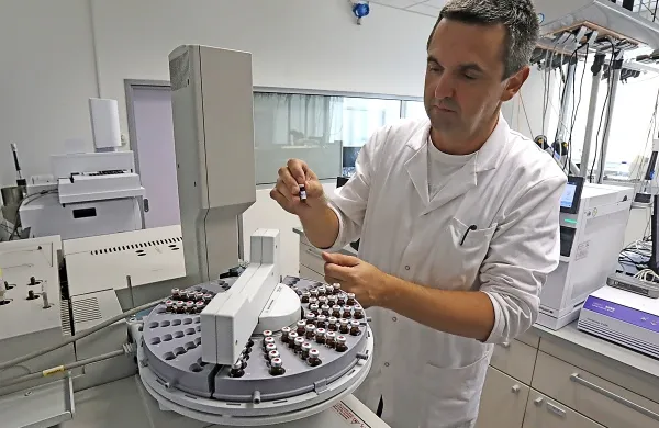 “Želel bi si, da bi tako stroga zakonodaja, kot velja za nas, veljala 
tudi na drugih področjih,” pravi predstojnik Centra za kemijske 
analize živil, vod in drugih vzorcev okolja NLZOH dr. Boštjan 
Križanec.