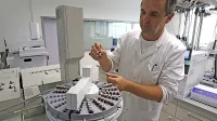 “Želel bi si, da bi tako stroga zakonodaja, kot velja za nas, veljala 
tudi na drugih področjih,” pravi predstojnik Centra za kemijske 
analize živil, vod in drugih vzorcev okolja NLZOH dr. Boštjan 
Križanec.
