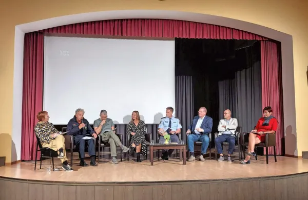 Na okrogli mizi v Hrpeljah so sodelovali (z leve proti desni) Katja Hrobat Virloget, Jure Gombač, Vanja Kovač, Viljem Toškan, Marko Pisani, Sandy 
Klun in Saša Likavec Svetelšek