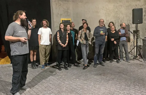 Del organizatorske in umetniške ekipe letošnjega Izisa, skrajno 
levo stoji Borut Jerman. 