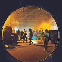 Vse do 22. oktobra se bo poleg razstavljenih instalacij in drugih 
vsebin, med katerimi izstopa delo koprske umetnice Lare Jeranko 
Marconi na vhodu v Libertas, zvrstila še vrsta spremljevalnih 
dogodkov, kot so predavanja, glasbeni dogodki itd. 