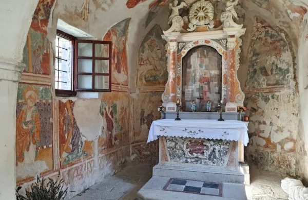 V cerkvi sv. Tomaža apostola v Famljah so poslikane stene in strop prezbiterija.