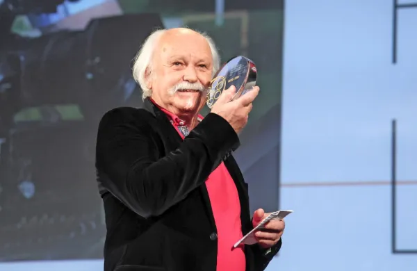 Rado Likon je imel 13 let, ko je vzel v roke fotografski aparat, navdih 
svetlobe in sence pa ga je odpeljal tudi na sprejemne izpite v Prago. 
Življenju vedno reče “da”, obožuje izzive, rad potuje in, če je potrebno, 
pilotira helikopter. Kot pred nekaj leti, ko je nad slovenskimi gorami 
vozil tudi Michaela Palina. 