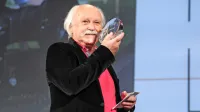 Rado Likon je imel 13 let, ko je vzel v roke fotografski aparat, navdih 
svetlobe in sence pa ga je odpeljal tudi na sprejemne izpite v Prago. 
Življenju vedno reče “da”, obožuje izzive, rad potuje in, če je potrebno, 
pilotira helikopter. Kot pred nekaj leti, ko je nad slovenskimi gorami 
vozil tudi Michaela Palina. 