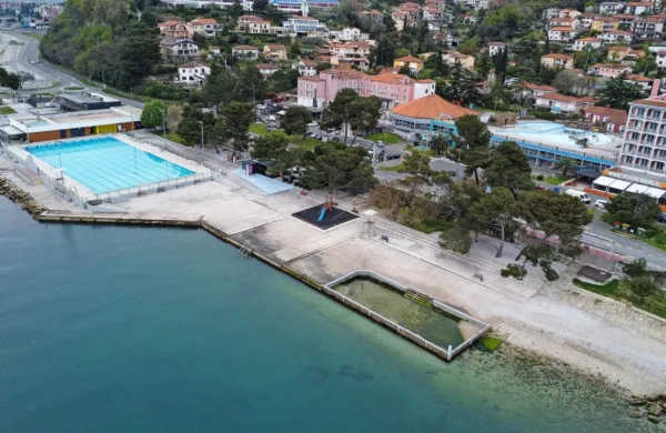 Kopališče v Žusterni je s svojim videzom obtičalo v začetku 
osemdesetih letih prejšnjega stoletja.