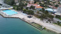 Kopališče v Žusterni je s svojim videzom obtičalo v začetku 
osemdesetih letih prejšnjega stoletja.
