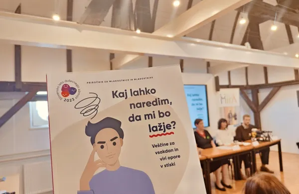 Priročnik Kaj lahko naredim, da mi bo lažje?,  se  povezuje z 
uporabo spletišča #Tosemjaz.