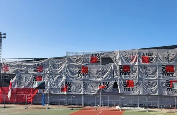 Športna dvorana bo v sklopu druge faze energetske sanacije 
dobila novo streho in fasado.