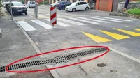  Pri hitrostni oviri so namestili dodatne rešetke, s čimer bodo vodo 
preusmerili v kanalizacijo.