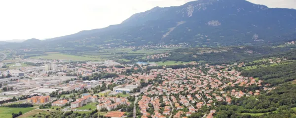 Geografski inštitut SAZU na Goriškem med demografsko trdne 
občine  uvršča samo urbano Ajdovščino (na fotografiji) in ruralno 
Vipavo.