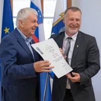 Naziv zaslužni profesor Univerze v Novi Gorici   je prejel v svetu in 
doma priznani  industrijski oblikovalec profesor  Oskar Kogoj.