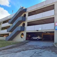 

V parkirni hiši Prisoje in na javnih parkiriščih tik ob njej je skupno 
350 parkirnih mest.