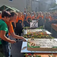 V kostanjevo torto velikanko sta prva zarezala hrpeljsko-kozinska 
županja Saša Likavec Svetelšek in predsednik KS Rodik Gregor 
Mihelj.