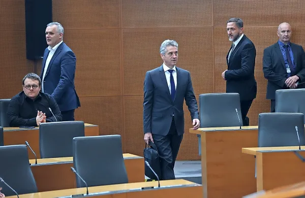 Premier Golob je nedavno izjavil, da bi bilo po poplavah lažje 
usklajevati delo manjšega števila ministrstev.