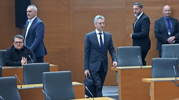 Premier Golob je nedavno izjavil, da bi bilo po poplavah lažje 
usklajevati delo manjšega števila ministrstev.