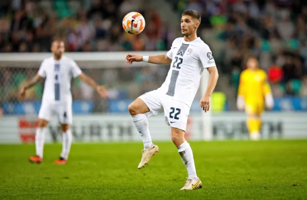Adam Gnezda Čerin (z žogo) je nepogrešljiv člen v zvezni vrsti 
slovenske reprezentance. 
