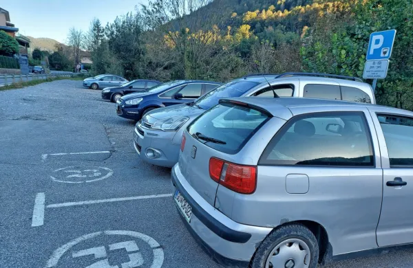 Parkiranje na  Mostu na Soči je zaradi 
“stisnjenosti” naselja velik problem.